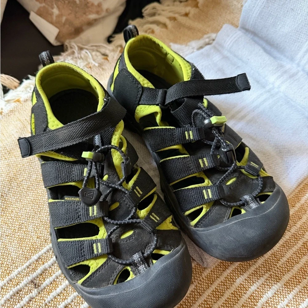 KEEN Kids Black and Lime Green Closed-Toe Sport Sandal